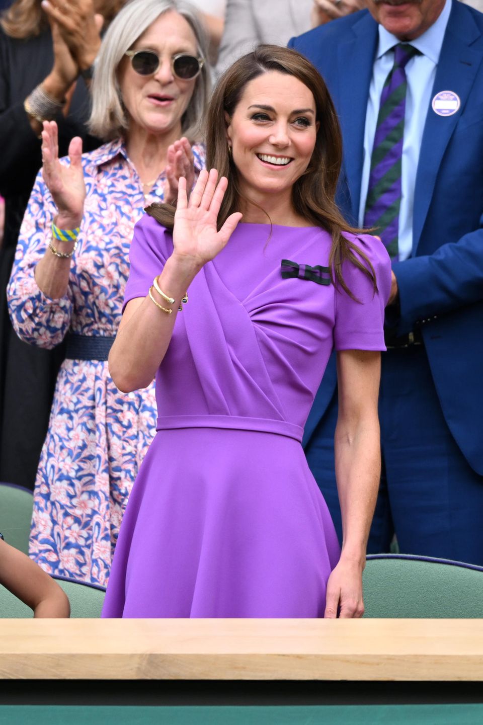 Besonderes Accessoire bei Kates Outfit ist die grün-violette Schleife. 