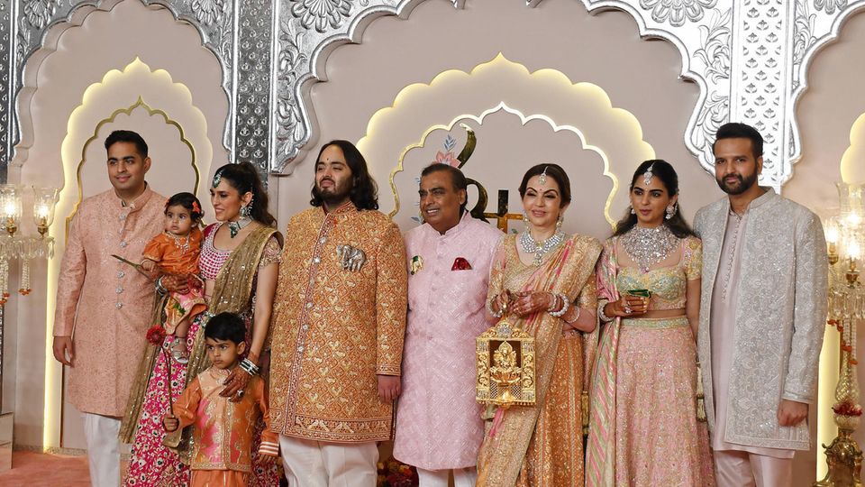 Der Ambani-Clan hat sich für die Hochzeit von Anant (3.v.l.) in traditionelle indische Gewänder gekleidet.