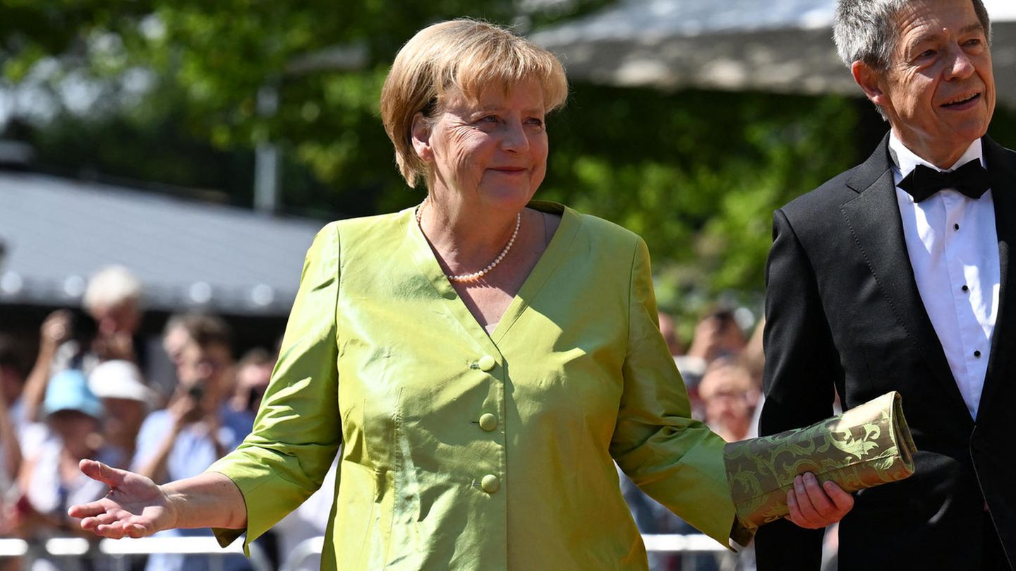 Angela-Merkel-Die-ma-geschneiderte-Garderobe-von-Angela-Merkel