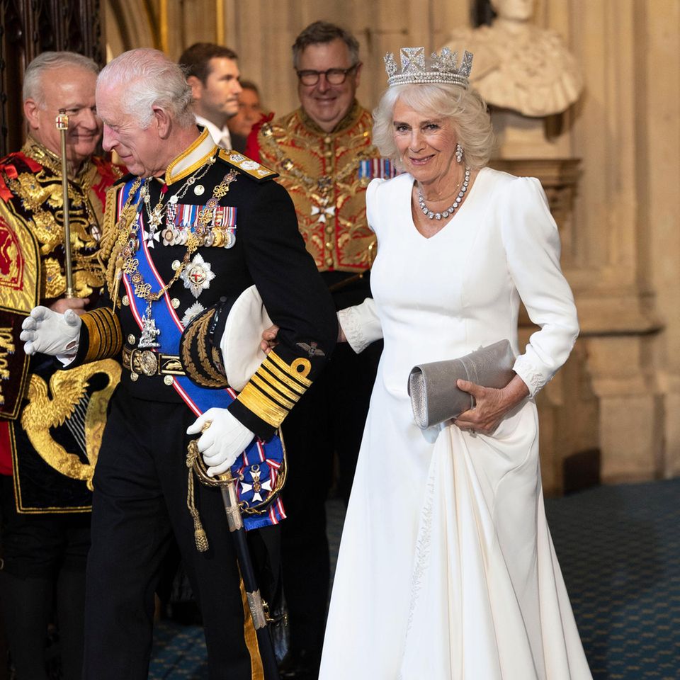 Seite an Seite zeigt sich das Königspaar bei seiner Ankunft im Westminsterpalast. 