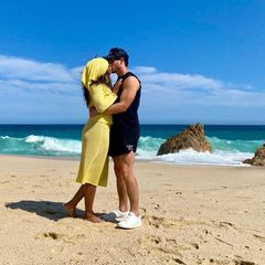 Zum 42. Geburtstag seiner Liebsten lässt es sich Nick Jonas nicht nehmen und teilt eine Reihe von privaten Schnappschüssen auf Instagram. "Was für eine Frau du bist. Was für ein Glück ich habe. Alles Gute zum Geburtstag, meine Liebe", schwärmt der Sänger hier von seiner Frau. Den Geburtstagskuss bekommt Priyanka Chopra dann hoffentlich persönlich. 