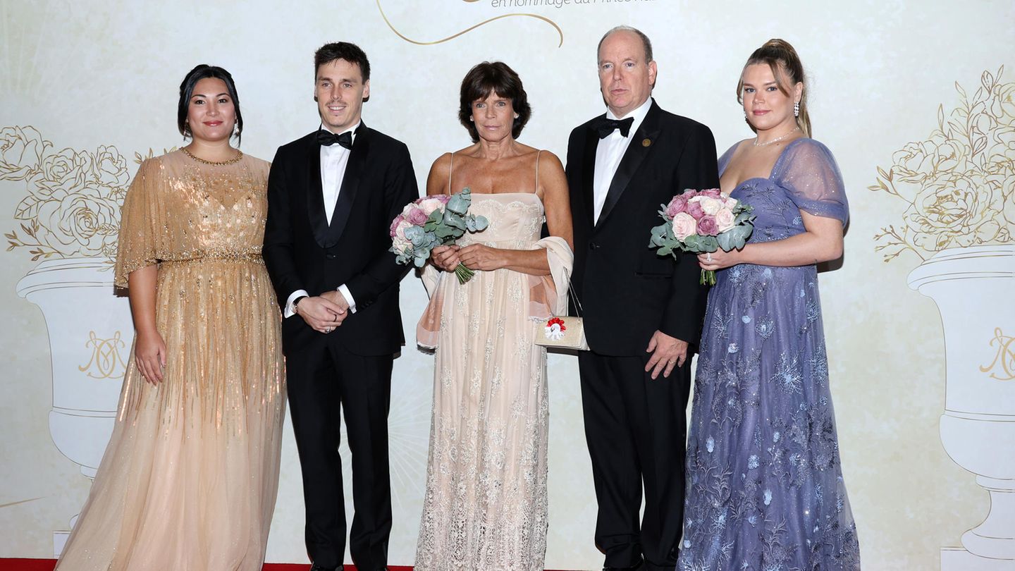 Prinzessin-St-phanie-Ungew-hnliches-Portrait-So-hat-sich-ihre-Familie-noch-nie-gezeigt