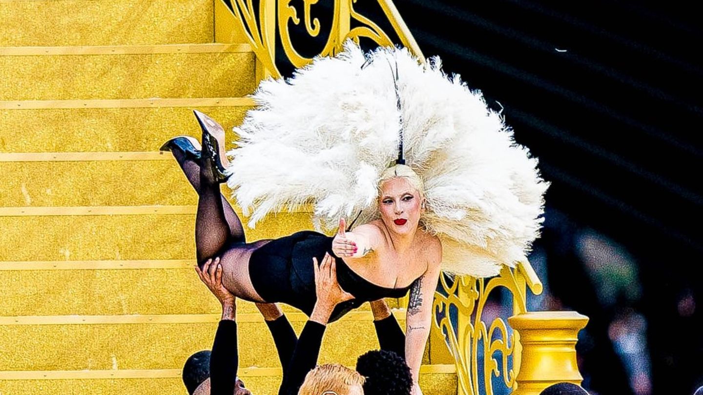 Olympia-Er-ffnungszeremonie-Lady-Gaga-verzaubert-auf-g-ldenen-Stufen