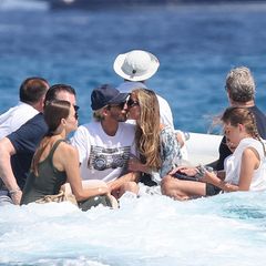 Mit dem Motorboot werden Adrien Brody und seine Freundin Georgina Chapman zum beliebten Club 55 in Saint-Tropez gefahren. Auf dem Weg dorthin bleibt Zeit für Küsse und innige Umarmungen. So verliebt sehen wir den Schauspieler doch gerne!