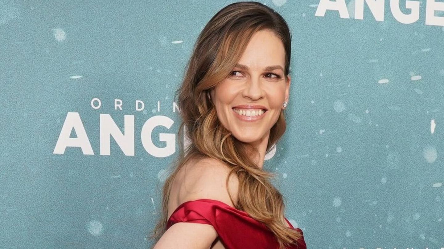 Hilary Swank feiert 50. Geburtstag: Darum ist sie eine nachhaltige Modeikone