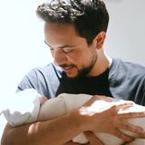 3. August 2024 Kronprinz Hussein, seine Frau Prinzessin Rajwa und mit ihnen die ganze Königsfamilie und unzählige Royal-Fans schweben im siebten Babyhimmel: Der jordanische Thronfolger und seine Ehefrau sind zum ersten Mal Eltern geworden. Mit einem bezaubernden Video wird die kleine Prinzessin Iman der Welt vorgestellt. Und der stolze Papa hat natürlich nur Augen für sie.