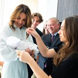 Königin Rania strahlt. Die Freude über ihr erstes Enkelkind ist ihr anzusehen. "Kleine Iman du hast einen großen Platz in meinem Herzen", kommentiert sie die Bilder.