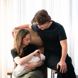 Auch Tante und Onkel freuen sich über den Familienzuwachs.