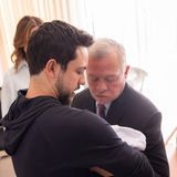 Ganz vorsichtig wirft König Abdullah einen ersten Blick auf seine kleine Enkelin.
