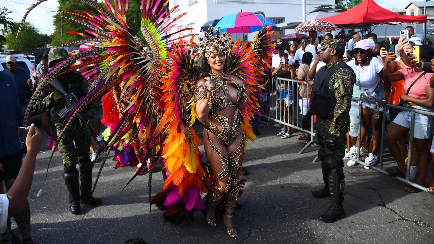 Fashion-Looks: In einem Hauch von Nichts feiert sie beim Karneval auf Barbados