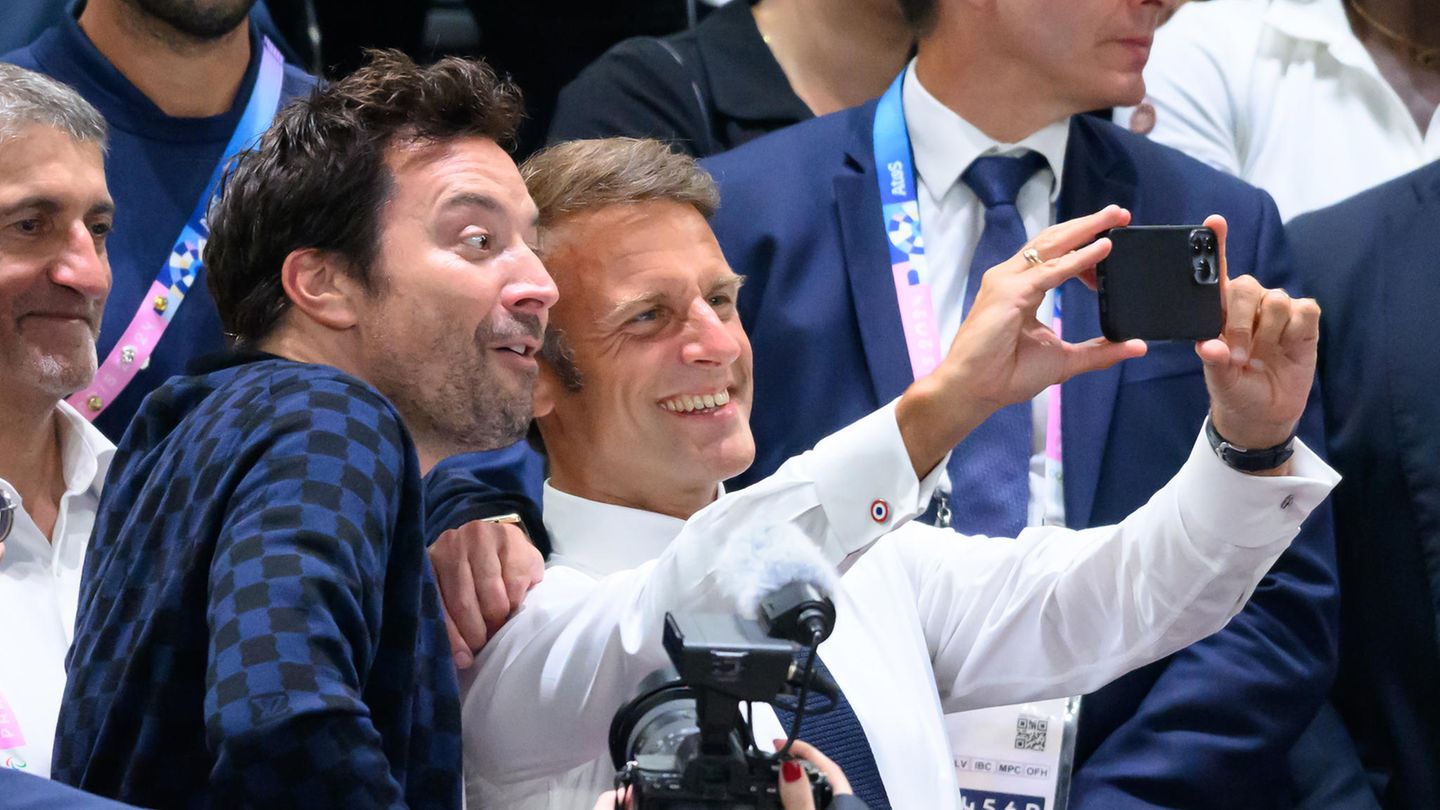 Olympische Spiele 2024: Cheese! Jimmy Fallon schießt ein Selfie mit Emmanuel Macron