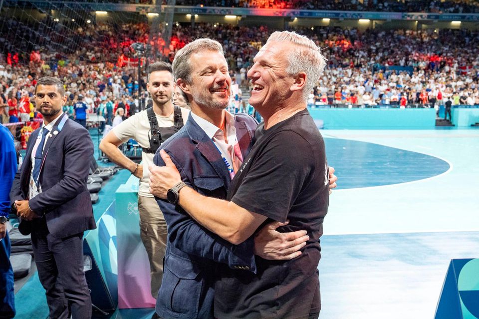 König Frederik gratuliert Nikolaj Jacobsen zu seinem olympischen Erfolg mit der dänischen Handballnationalmannschaft.