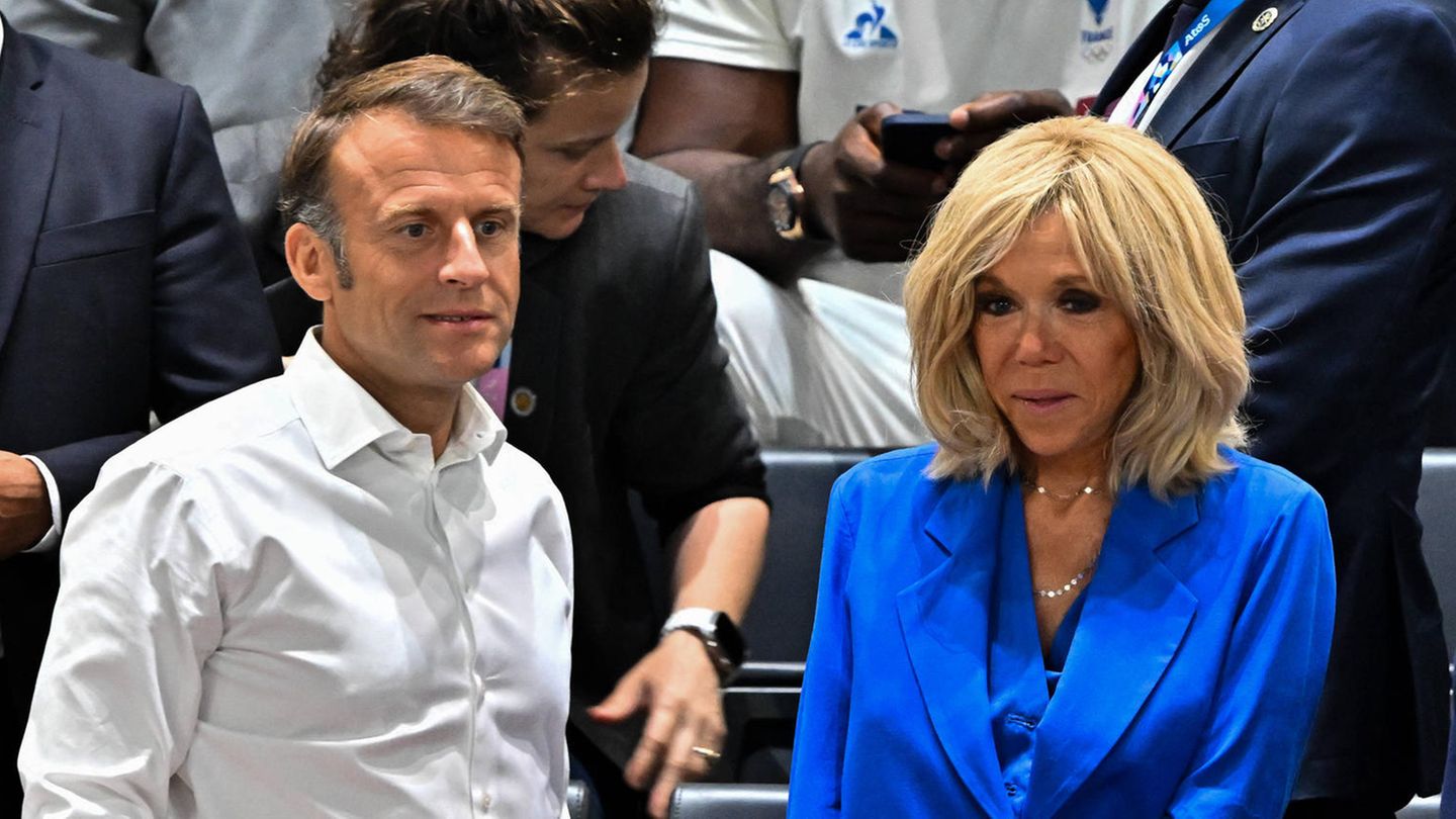 Emmanuel Macron: Emmanuel Macron und Ehefrau Brigitte legen ungewohnt kühlen Auftritt hin