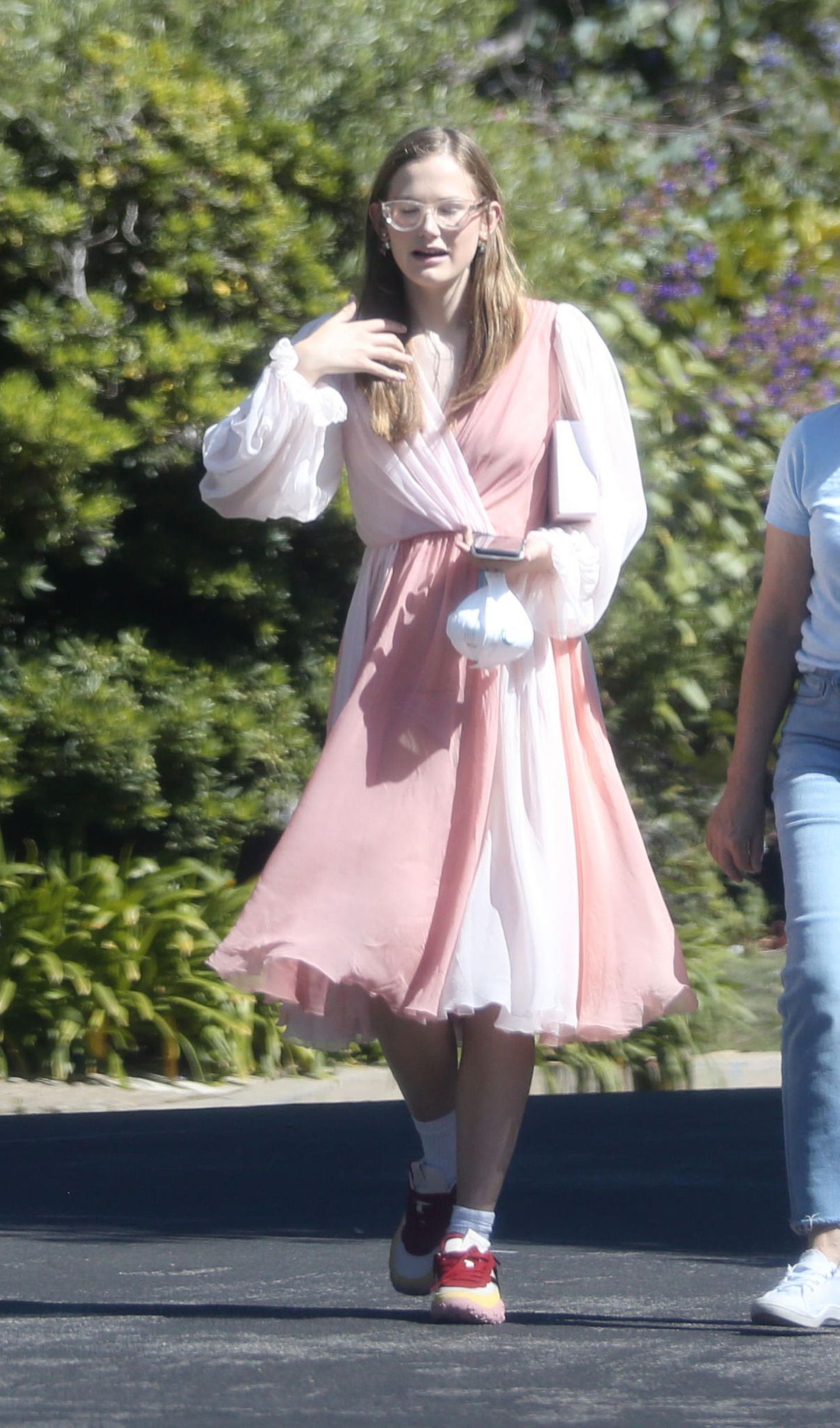 Wer hat sich denn da am Kleiderschrank der Stiefmutter bedient? Violet Affleck scheint das rosafarbene Dolce & Gabbana Dress von JLo besonders gut zu gefallen. Auch wenn die Liebe zwischen ihrem Vater Ben und der Sängerin nicht immer harmonisch scheint, besteht Familienband augenscheinlich weiterhin. Der Anlass, zu dem Jennifer das Kleid zum ersten Mal trug, könnte kaum romantischer sein...