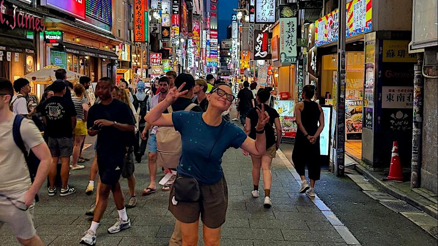 Urlaubsgrüße der Stars: Sie genießt den bunten Trubel in Tokio