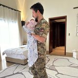 19. August 2024 Die Fans der jordanischen Königsfamilie dürfen sich über ein neues Foto von Prinz Hussein und Baby Iman freuen. Liebevoll hält der frisch gebackene Papa seine kleine Prinzessin in den Armen und schreibt dazu: "Mit meinem Schatz." 
