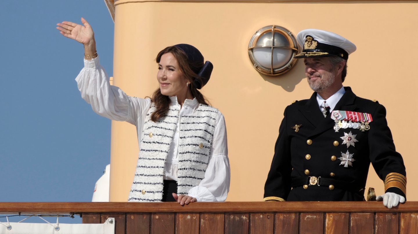 Königin Mary + König Frederik: Mary und Frederik legen mit der Königsjacht in Rønne an