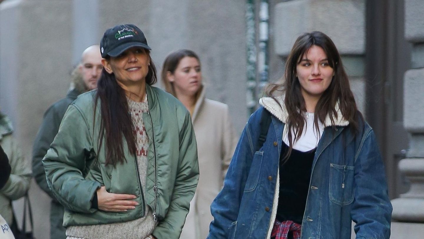 Suri Cruise: Gesichtet! Katie Holmes liefert Tochter Suri Cruise beim College ab