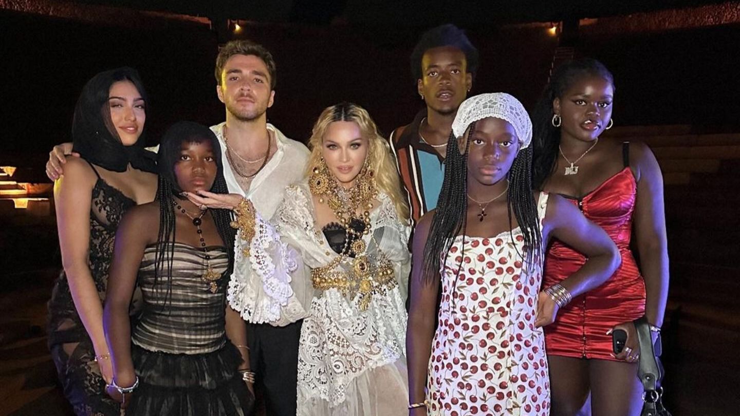 Familien-Style: Madonna postet seltenes Familienfoto mit allen 6 Kindern