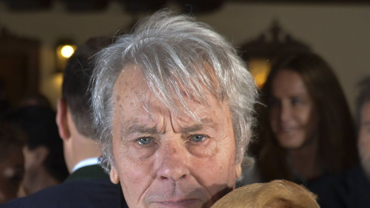 Alain Delon: Sein Hund wird nicht eingeschl&auml;fert