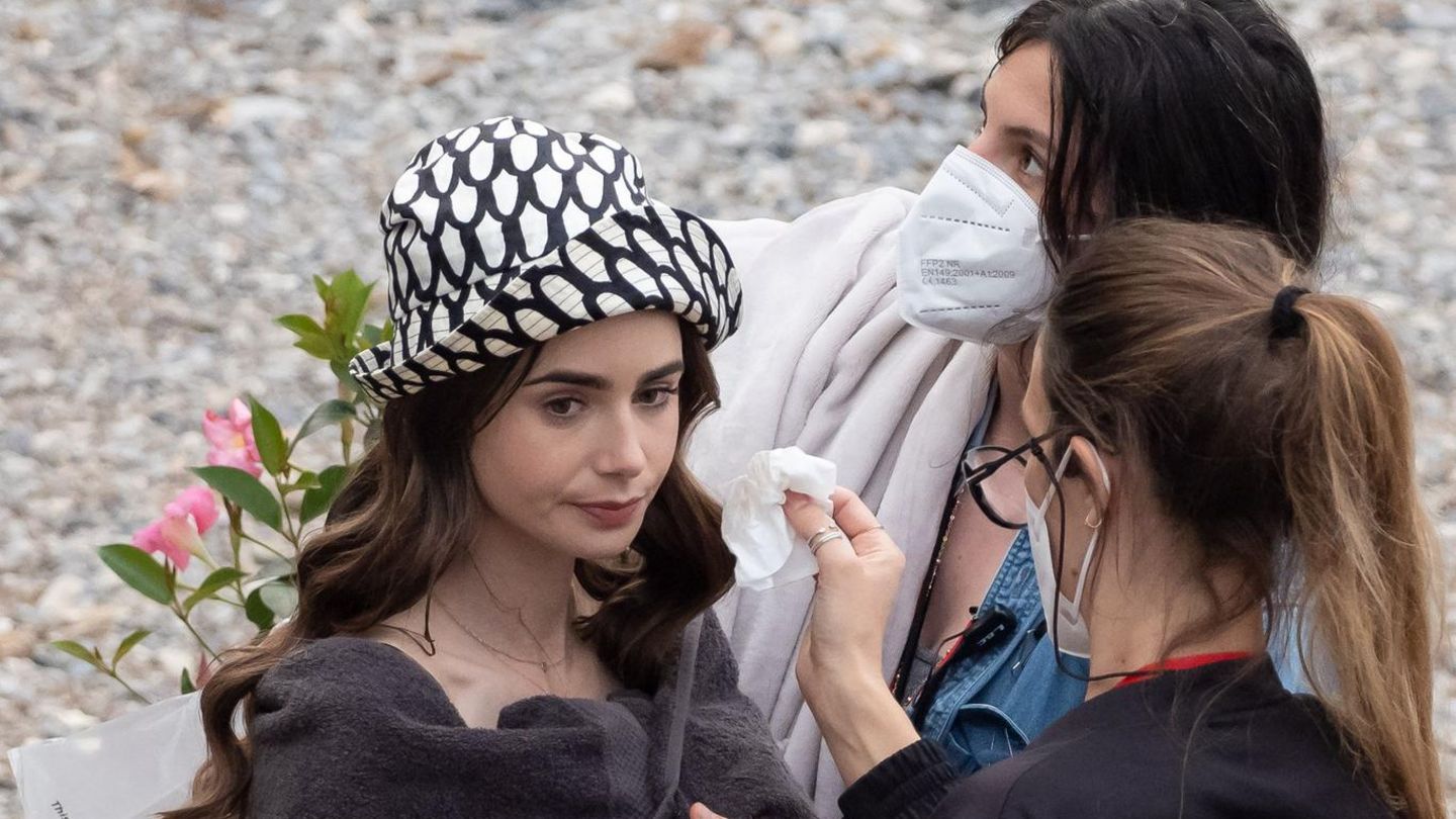 Lily Collins: Tränen am "Emily in Paris"-Set – das sollten Fans nicht mitbekommen