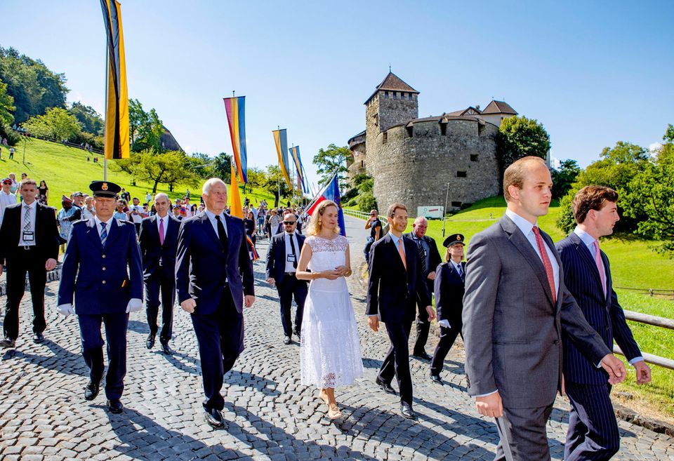 Furst Hans-Adam II. von and zu Liechtenstein (2.fl), Erbprinzessin Sophie von en zu Liechtenstein (in white clothing) and Erbprinz Alois von and zu Liechtenstein (right neben seiner Frau) with their two Söhnen Prinz Joseph Wenzel and Prince Georg Antonius (jewels from left. and again.)