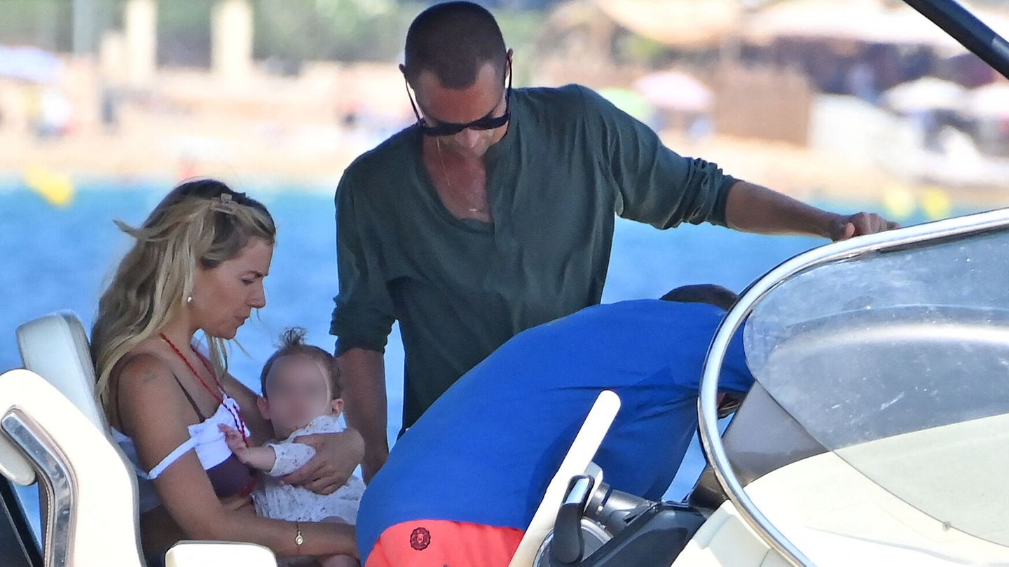 Stars unterwegs : Sie schnuppern Meerluft – mit Baby!