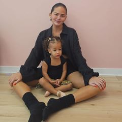 25. August 2024 Chrissy Teigen begleitet ihre jüngste Tochter Esti zur Ballettstunde. Den Unterricht verfolgt die kleine Ballerina heute jedoch lieber von Mamas Schoß aus, wie Chrissy auf Instagram verrät: "Jemand war heute ein bisschen zu schüchtern zum Tanzen." Die Fans haben vollstes Verständnis für Estis Zurückhaltung und verfassen jede Menge aufmunternde Worte.