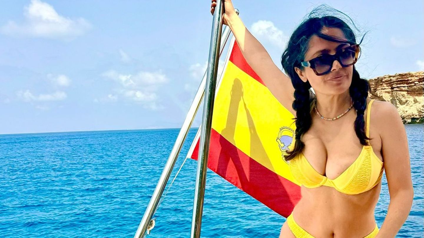 Bikini + Co.: Selbst Salma Hayeks Badelook folgt diesem Thema