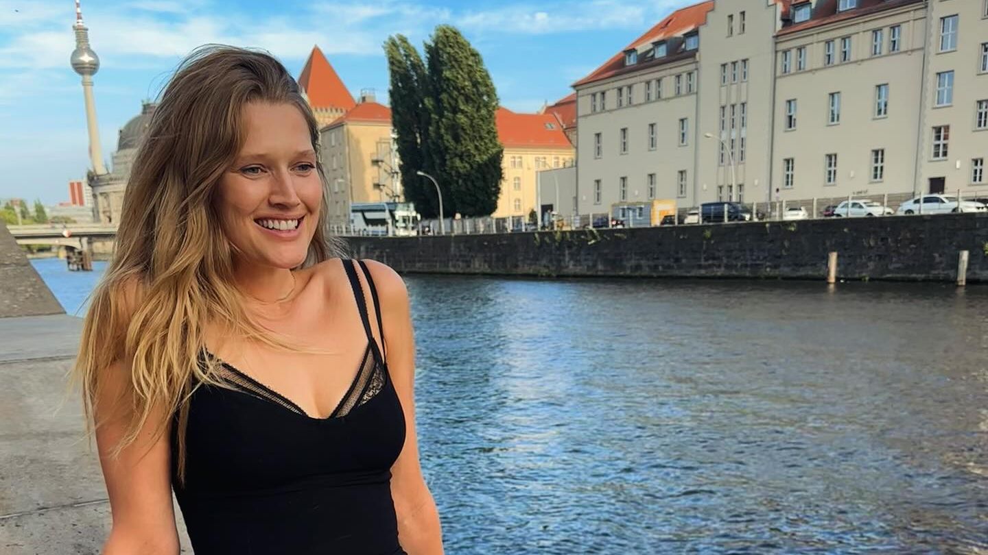 Cocktails, Longdrinks + Co.: Toni Garrn genießt den Berliner Sommer in spritziger Gesellschaft