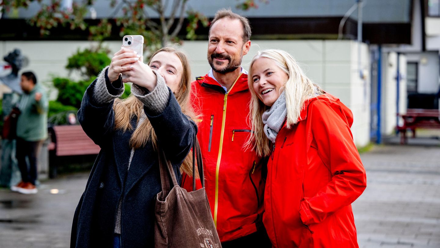 Prinzessin Märtha Louise + Durek Verrett: Gesichtet! Nach Märthas Pre-Wedding-Party spazieren sie durch Ålesund