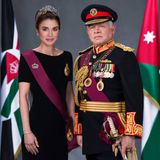 8. Juni 2024 Mit einem offiziellen Porträt gratuliert der jordanische Palast dem Königspaar zum silbernen Thronjubiläum. Am Sonntag werden die Feierlichkeiten zu diesem besonderen Anlass in Jordanien stattfinden und lässt die Royal-Fans auf neue Fotos von Königin Rania, König Abdullah und der Königsfamilie hoffen. 