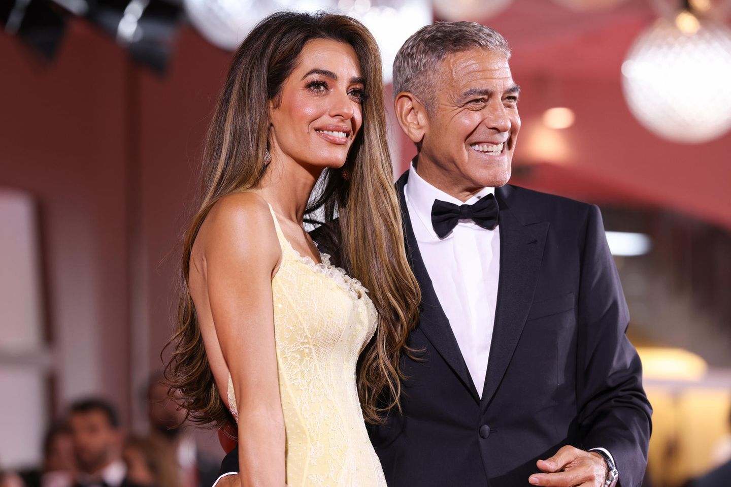 Amal + George Clooney in Venedig: Wow-Auftritt auf dem roten Teppich |  GALA.de