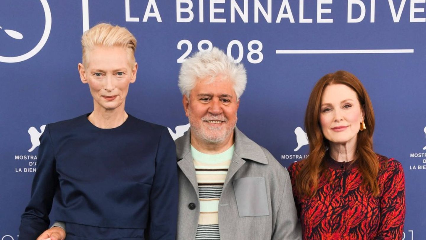 Julianne Moore und Tilda Swinton: Pedro Almodóvar posiert mit seinen Musen