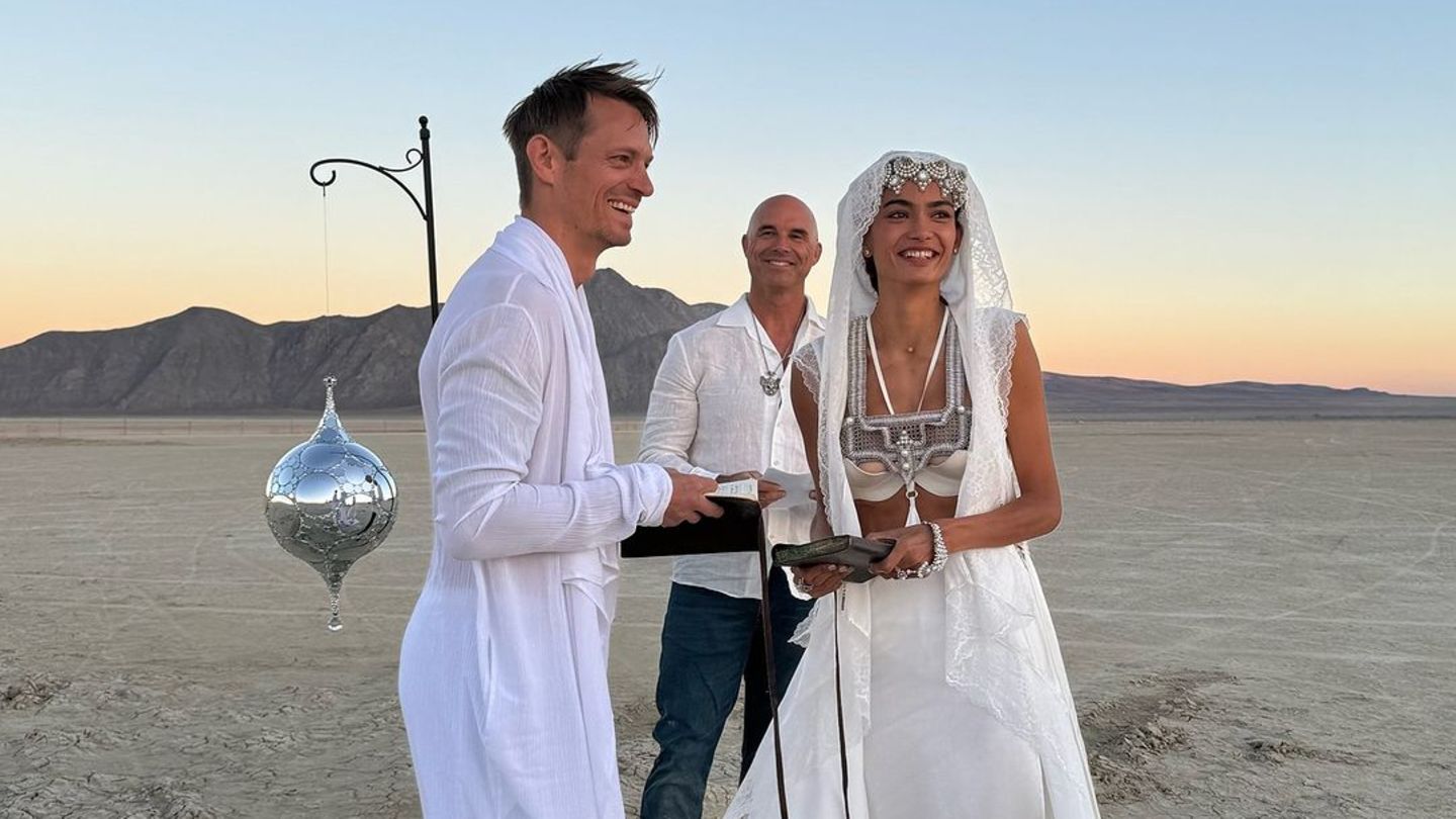 Ganz-sch-n-spezielle-Brautkleider-In-einem-ganz-besonderen-Brautkleid-gibt-sie-ihrem-Joel-das-Jawort