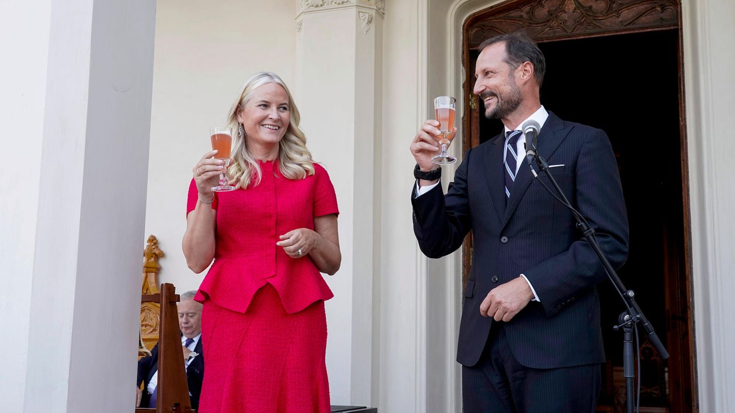 Prinz Haakon + Prinzessin Mette-Marit: Erster Termin nach Hochzeitsmarathon – und es wird feuchtfröhlich