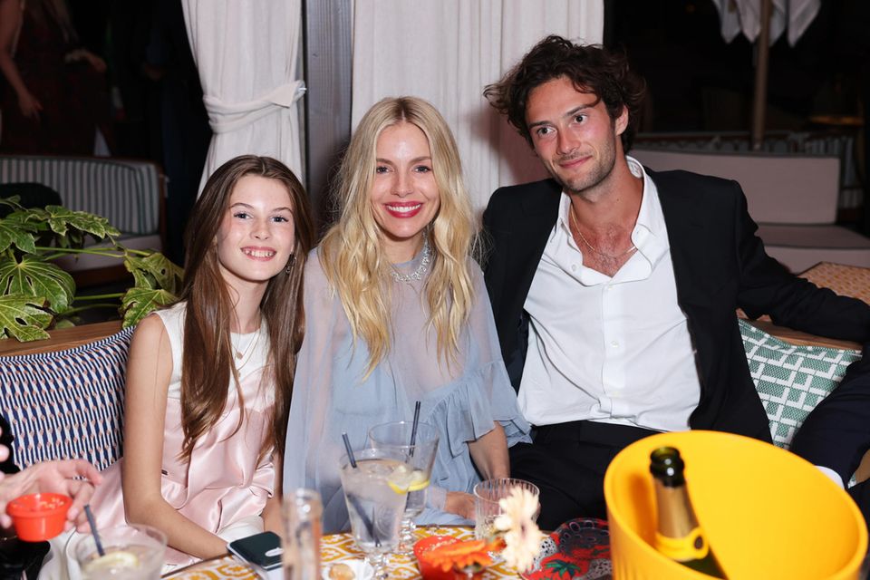 Sienna Miller with Tochter Marlowe and partner Oli Green in Cannes in May