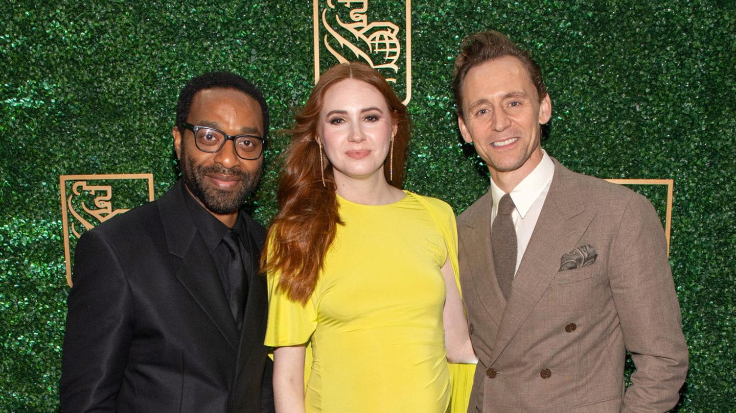 Schwanger + glamourös: Karen Gillan debütiert ihren Babybauch auf dem Red Carpet