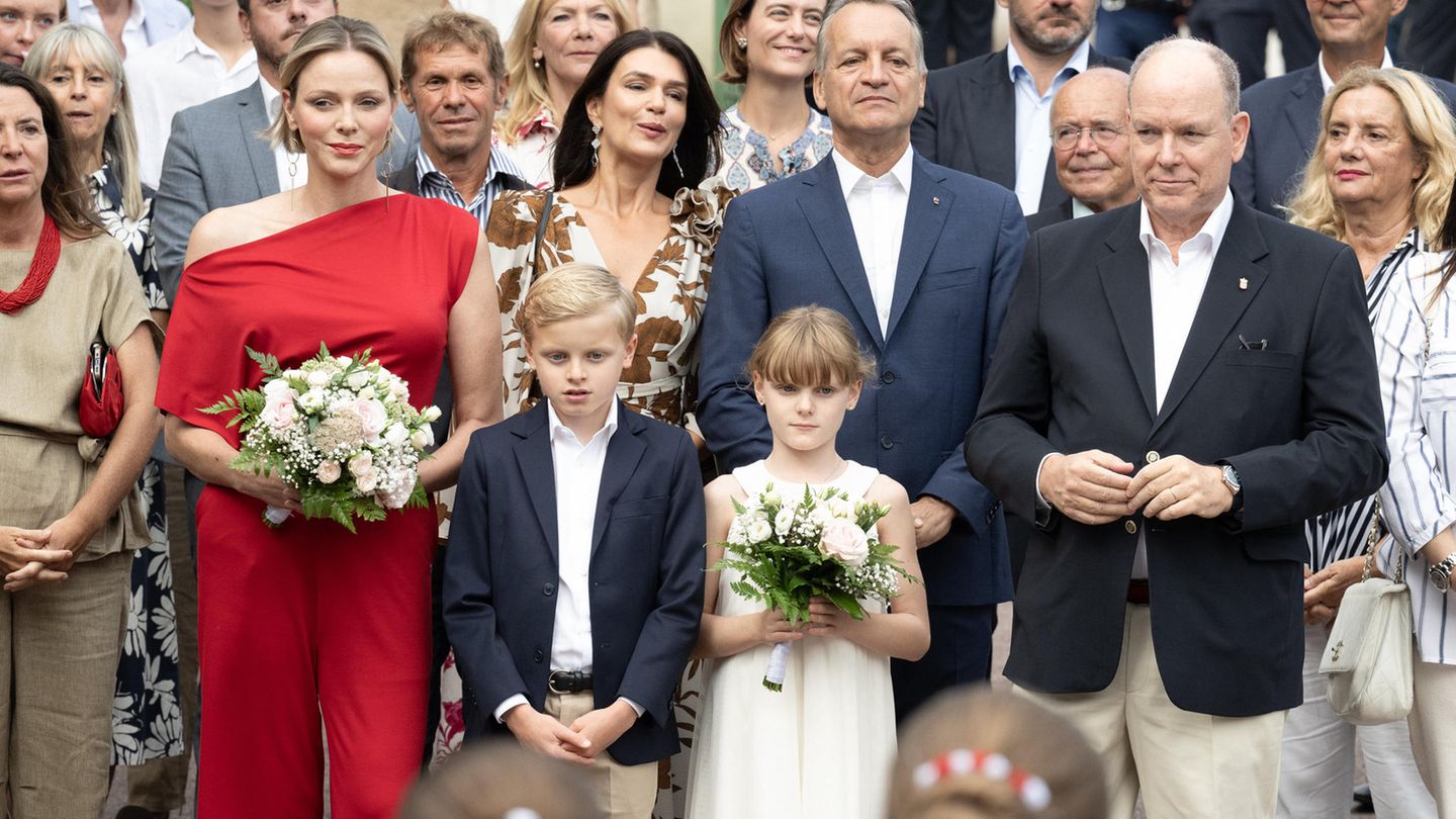 F-rstin-Charl-ne-Trotz-anhaltender-Kritik-Sie-zeigt-sich-im-hei-diskutierten-Look