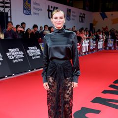 Glänzende Seide und zarte Spitze schmücken die bezaubernde Diane Kruger. In dem "Dolce & Gabbana"-Look stellt sie in Toronto ihren neuen Film "The Shrouds" vor.