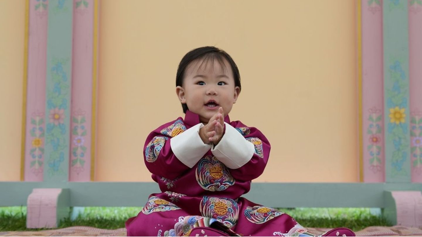 Königshaus Bhutan: Neue Fotos zum ersten Geburtstag von Tochter Sonam