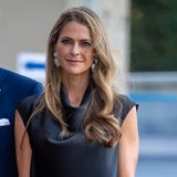 Prinzessin Madeleine mag zwar bei ihren Kleidern auf Luxusmarken wie Zimmermann setzen, bei ihren Accessoires darf es aber gerne auch einmal Modeschmuck von Mango sein. Beim Konzert anlässlich der Parlamentseröffnung zeigt sie sich mit den Kristall-Herz-Ohrringen des spanischen Retailers. Die Ohrringe sind im Online-Shop für rund 23 Euro erhältlich. 
