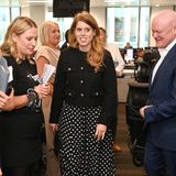 Sie gilt mittlerweile als einer der stylischsten Royals, das heißt aber nicht, dass Prinzessin Beatrice nur in Luxusboutiquen shoppen geht. Beim BGC Group Charity Day kombiniert sie zum Polka-Dot-Dress von CRIDA Milano eine schwarze Jacke von Zara mit goldenen Knöpfen. Die Jacke ist aus der aktuellen Kollektion und für ca. 50 Euro zu bekommen. 