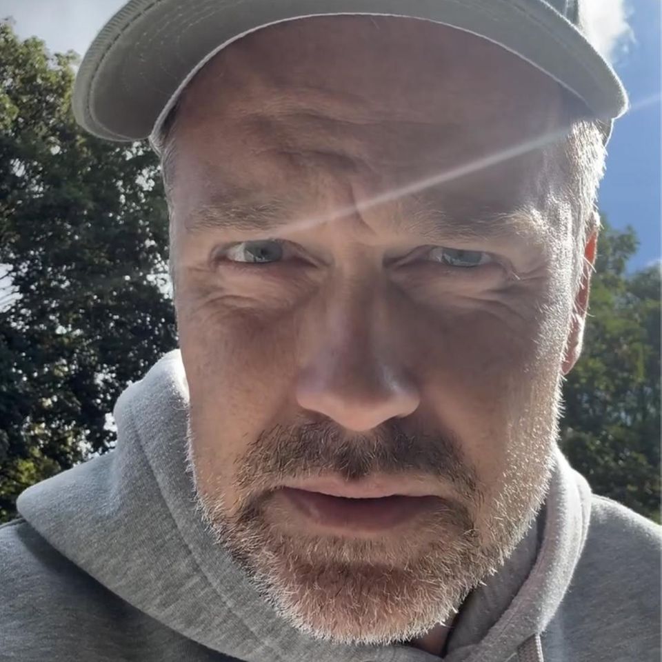 Er macht sich über Annemarie lustig