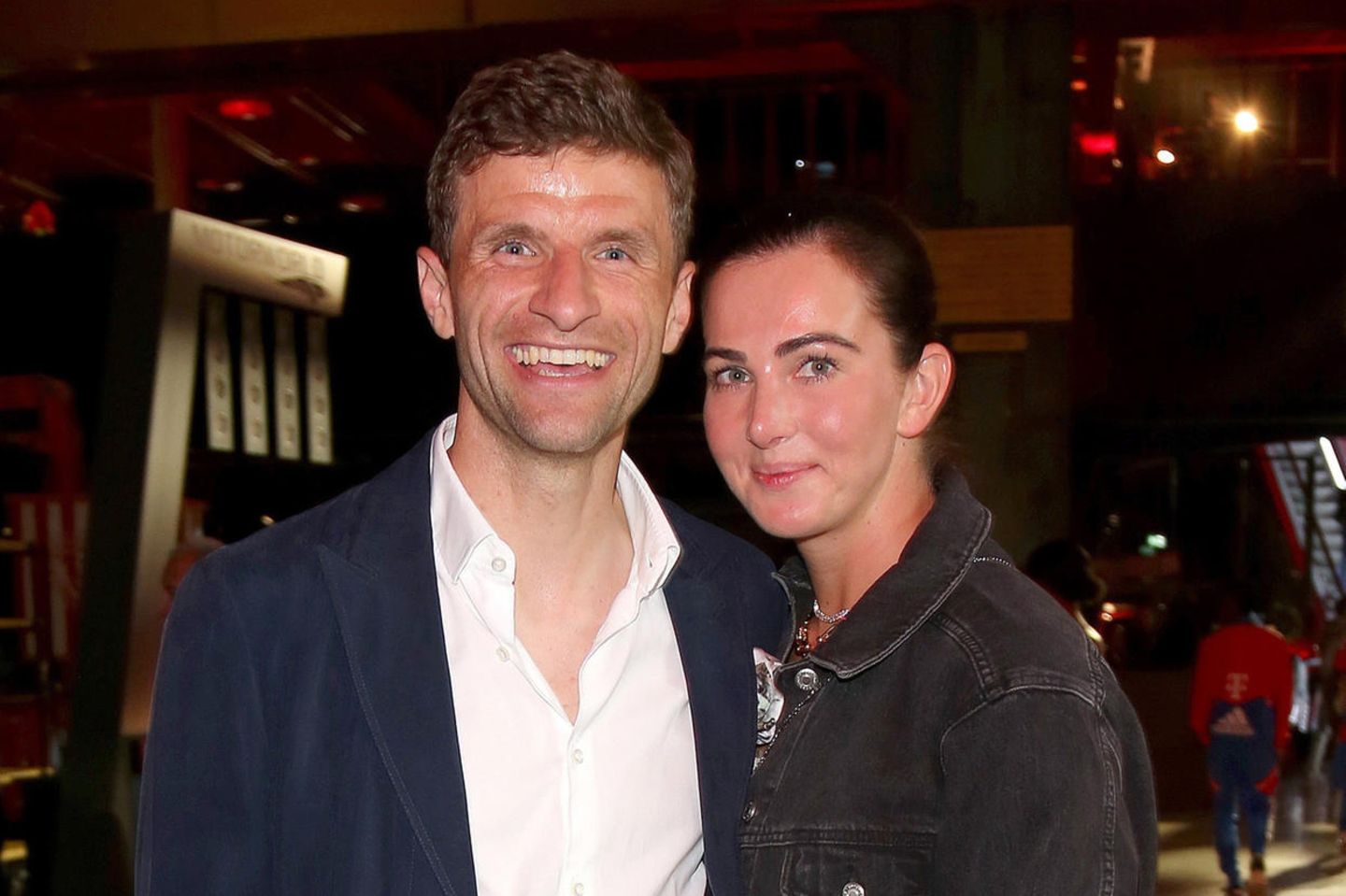 Thomas Müller: Privates Foto zeigt Ehefrau Lisa allein unter Männern |  GALA.de