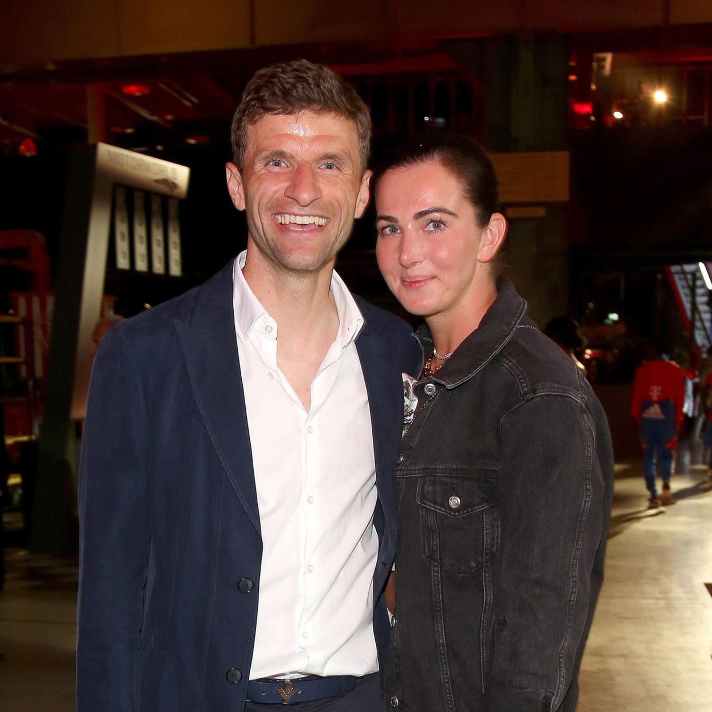 Thomas Müller: Privates Foto zeigt Ehefrau Lisa allein unter Männern |  GALA.de