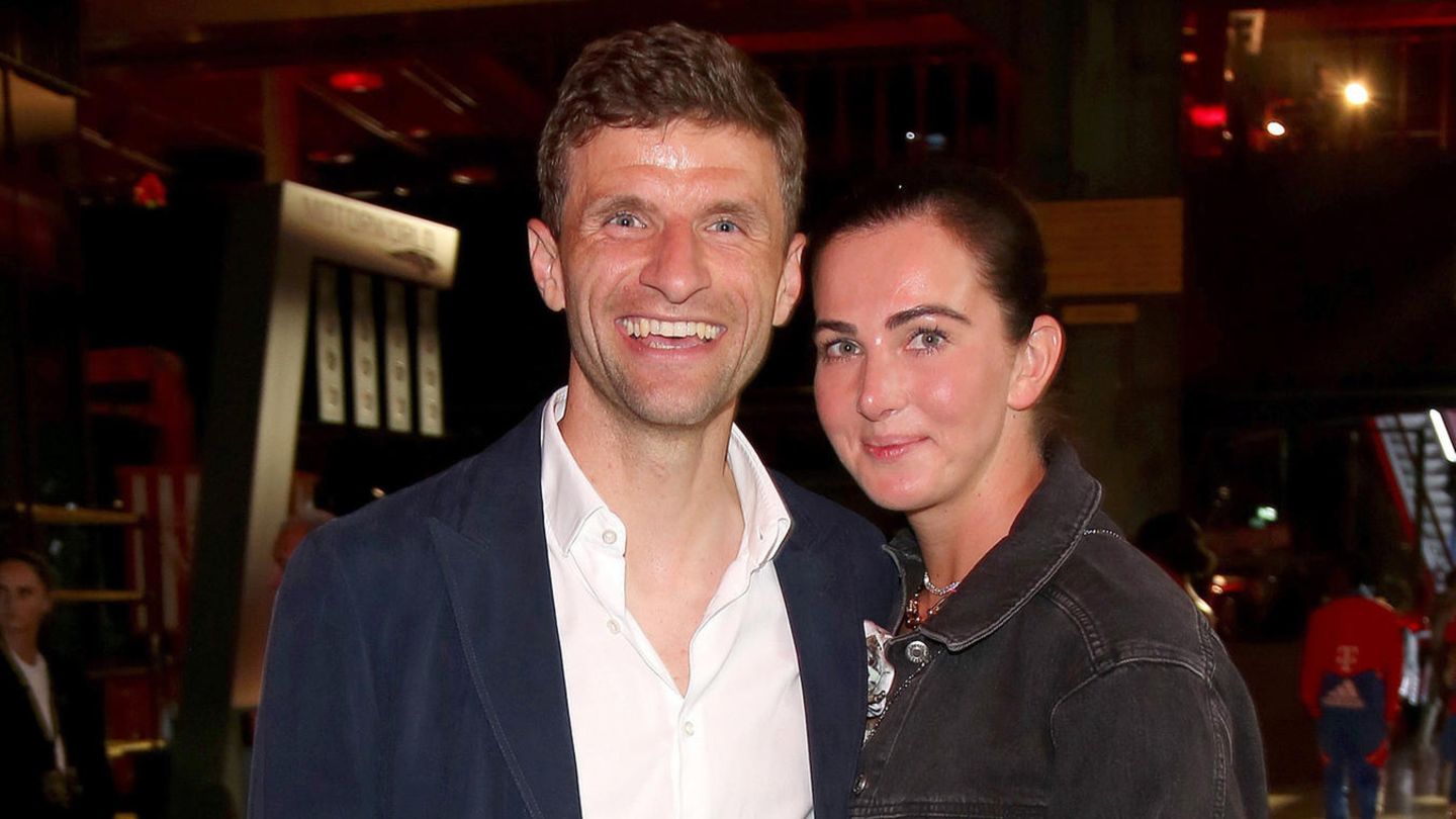 Thomas Müller: Privates Foto zeigt Ehefrau Lisa allein unter Männern |  GALA.de