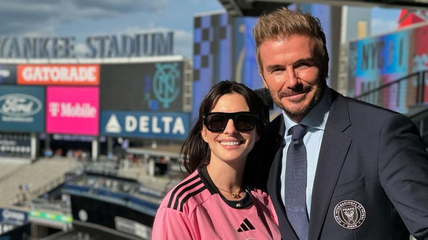 In der ersten Reihe : Anne Hathaway besucht ihn im Stadion – und outet sich als Fan