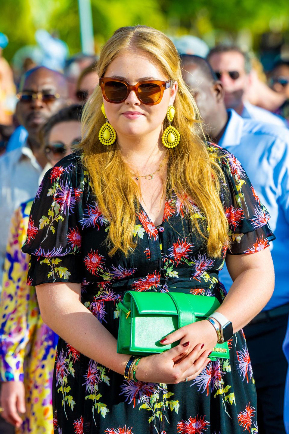 Floral dress, eye-catching details and the Apple Watch on her wrist: Princess Amalia also cannot do without the sporty accessories.