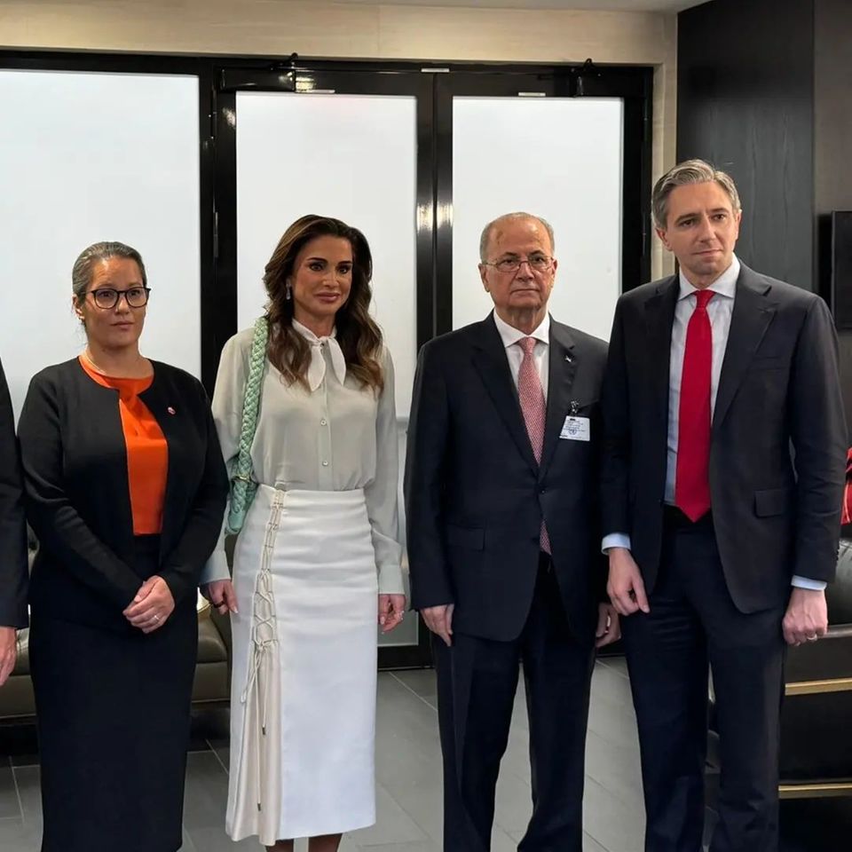 Königin Rania In einem maßgeschneiderten Look beweist sie ihr